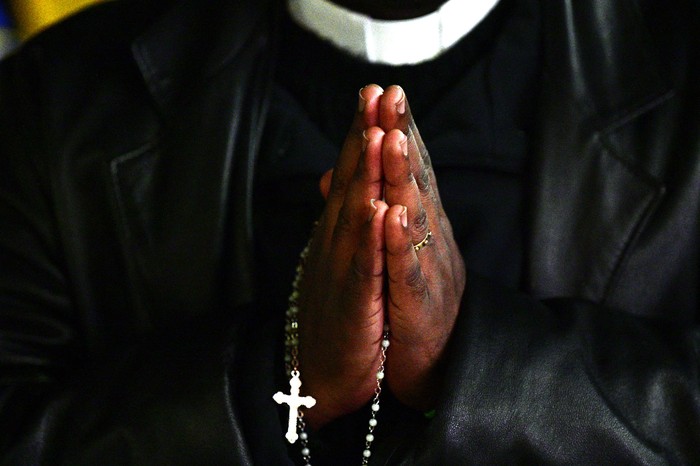 Seminarista asiste al rezo del rosario por la salud del papa Francisco en la plaza de San Pedro, el 3 de marzo, en el Vaticano. · Foto: Tiziana Fabi AFP