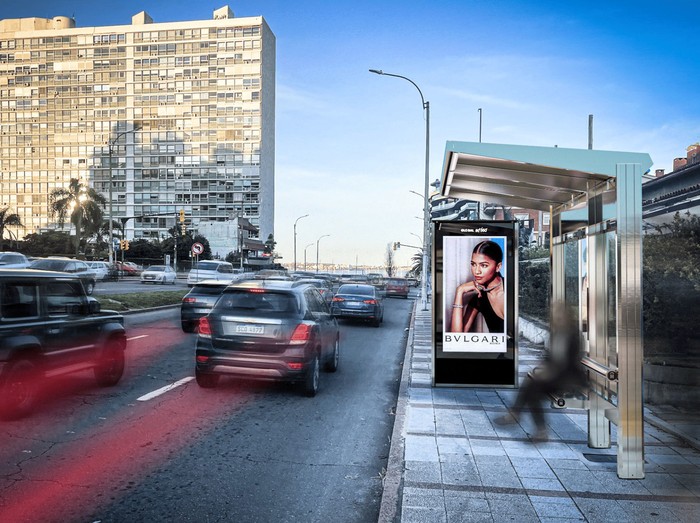 Foto principal del artículo 'Refugios peatonales accesibles, con paneles conectados a STM, pisos táctiles e interfaz auditiva comenzaron a instalarse el fin de semana en Montevideo' · Foto: Difusión