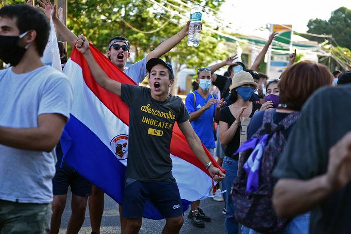 Manifestación exigiendo la renuncia del presidente paraguayo Mario Abdo Benítez, el domingo, en los alrededores de la residencia presidencial, en Asunción. · Foto: Norberto Duarte, AFP