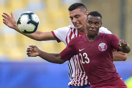 Assim Madebo, de Catar, y Oscar Cardozo, de Paraguay, durante el partido por el grupo B de la Copa América, ayer, en el estadio Maracaná de Río de Janeiro. · Foto: Pedro Ugarte, AFP Assim Madebo, de Catar, y Oscar Cardozo, de Paraguay, durante el partido por el grupo B de la Copa América, ayer, en el estadio Maracaná de Río de Janeiro. · Foto: Pedro Ugarte, AFP