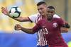 Assim Madebo, de Catar, y Oscar Cardozo, de Paraguay, durante el partido por el grupo B de la Copa América, ayer, en el estadio Maracaná de Río de Janeiro. · Foto: Pedro Ugarte, AFP Assim Madebo, de Catar, y Oscar Cardozo, de Paraguay, durante el partido por el grupo B de la Copa América, ayer, en el estadio Maracaná de Río de Janeiro. · Foto: Pedro Ugarte, AFP