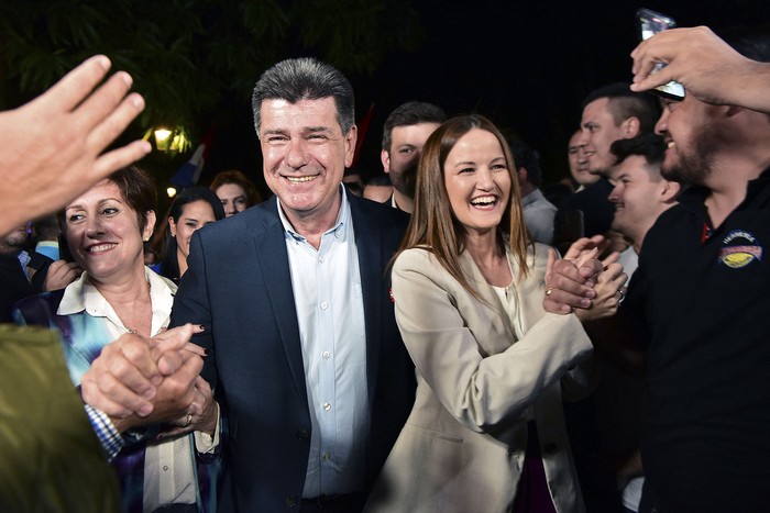 Efraín Alegre y Soledad Núñez asisten a una conferencia para lanzar su candidatura presidencial, el martes, en Asunción. · Foto: Norberto Duarte, AFP