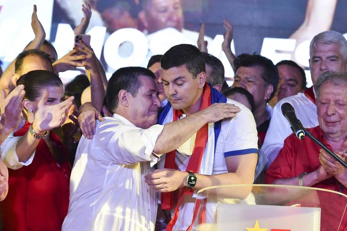 El presidente electo paraguayo Santiago Peña, por el Partido Colorado, y el expresidente Horacio Cartes, el domingo, en Asunción. · Foto: Norberto Duarte, AFP