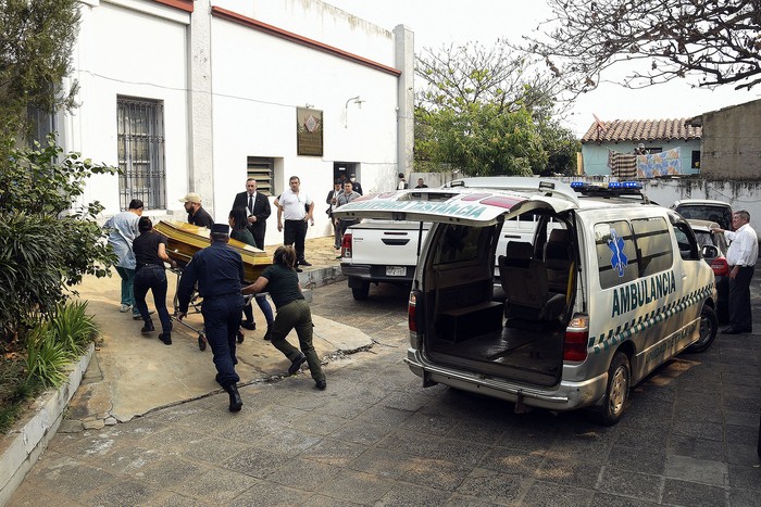 El cuerpo del diputado asesinado Eulalio Gomes llega a la morgue judicial, el 19 de agosto, en Asunción. · Foto: Daniel Duarte, AFP