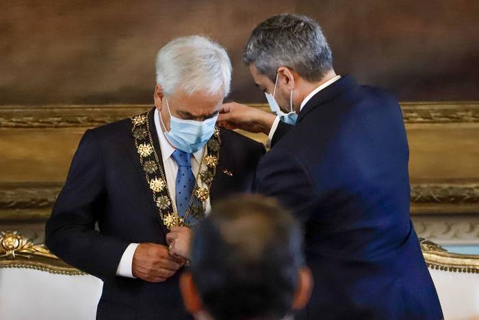 Sebastián Piñera recibe de Mario Abdo Benítez, la Orden Nacional del Mérito en el Grado de Collar Mariscal Francisco Solano López, en el Palacio de Gobierno en Asunción (28 de setiembre de 2021). · Foto: Nathalia Aguilar, EFE