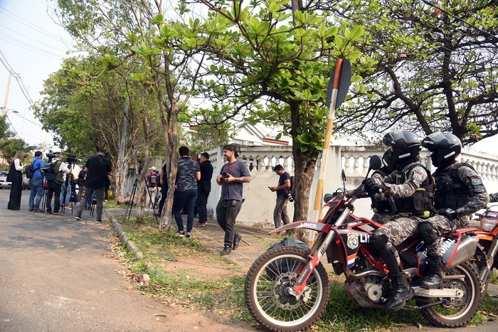 La policía vigila los alrededores de la morgue judicial antes de la llegada del cuerpo del diputado asesinado Eulalio Gomes a Asunción, el 19 de agosto. · Foto: Daniel Duarte, AFP