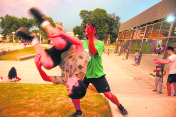 Prácticas de parkour, en la Plaza José D´Elía. Foto: Manuela Aldabe Prácticas de parkour, en la Plaza José D´Elía. Foto: Manuela Aldabe