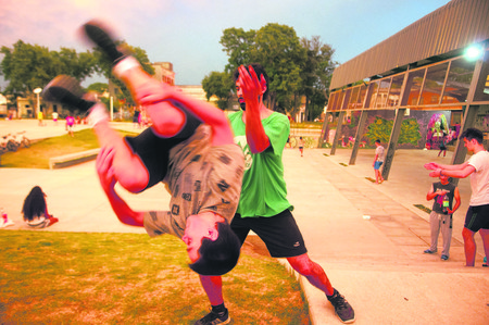 Prácticas de parkour, en la Plaza José D´Elía. Foto: Manuela Aldabe Prácticas de parkour, en la Plaza José D´Elía. Foto: Manuela Aldabe