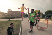 Prácticas de parkour, en la Plaza José D´Elía. Foto: Manuela Aldabe