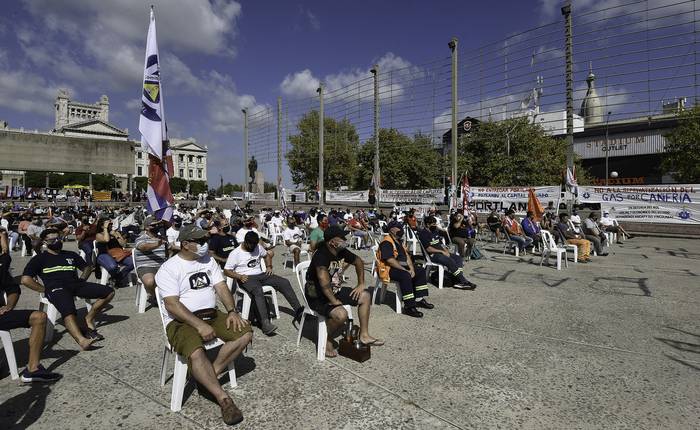Asamblea de trabajadores de ANCAP, este miércoles, en la plaza Primero de Mayo. · Foto: Federico Gutiérrez