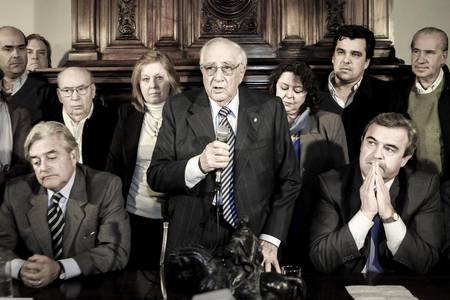 Reunión en la sede del Partido Nacional donde se anunció que Jorge Larrañaga aceptaba la vicepresidencia. En la foto: Luis Alberto Lacalle, Carlos Julio Pereyra y Jorge Larrañaga (archivo, junio de 2009). · Foto: Javier Calvelo, adhocFOTOS Reunión en la sede del Partido Nacional donde se anunció que Jorge Larrañaga aceptaba la vicepresidencia. En la foto: Luis Alberto Lacalle, Carlos Julio Pereyra y Jorge Larrañaga (archivo, junio de 2009). · Foto: Javier Calvelo, adhocFOTOS