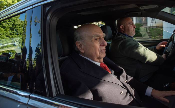 Julio María Sanguinetti asiste a reunión en la residencia de Suárez (04.11.2023). · Foto: Martín Varela Umpiérrez