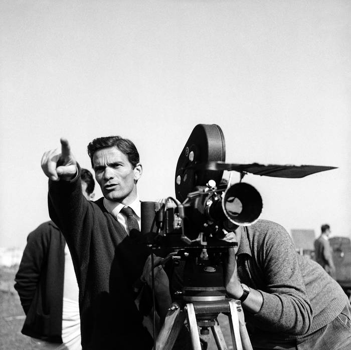Pier Paolo Pasolini, el 23 de octubre de 1962,  durante el rodaje de la película _La Ricotta_. · Foto: Leemage, AFP