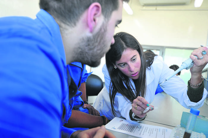 Florencia Sardi y jóvenes del liceo de Juan Lacaze, ayer, el instituto Pasteur. Foto: Federico Gutiérrez