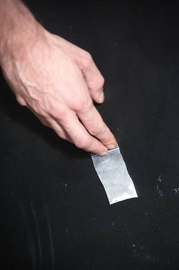 Cristal de MDMA. Foto: Federico Gutiérrez Cristal de MDMA. Foto: Federico Gutiérrez