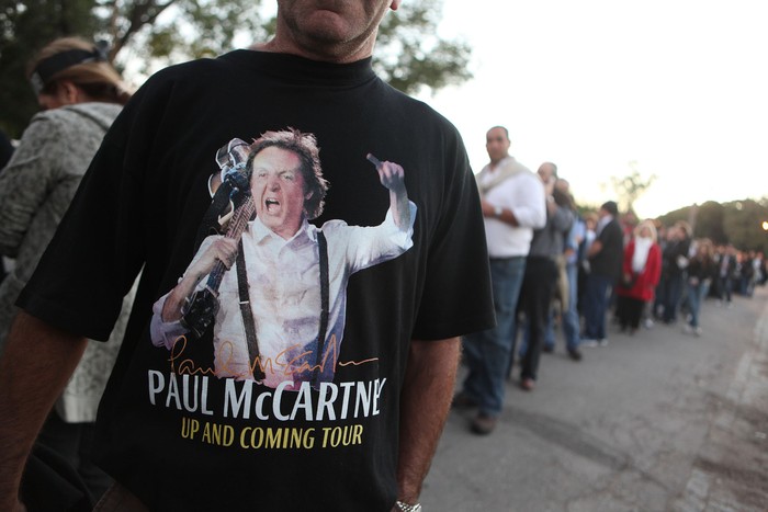 Cola para ver a Paul McCartney, el 15 de abril de 2012, en el estadio Centenario. · Foto: Iván Franco