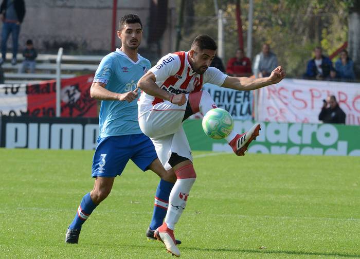 Rodrigo Erramuspe, de Nacional, y Luis Urruti, de River Plate, en el Saroldi. · Foto: Pablo Vignali