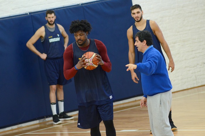 Hatilla Pasos, Marcelo Signorelli, Gonzalo Iglesias y Sebastián Izaguirre, ayer, durante el entrenamiento en el  Centro de Entrenamiento de la Selección Uruguaya de Basquetball.  · Foto: Pablo Vignali