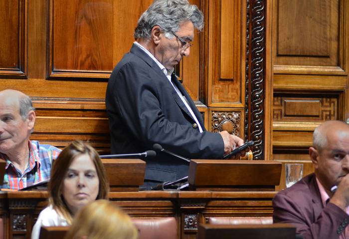 Darío Pérez (C), durante una sesión de diputados (archivo, diciembre de 2017) · Foto: Pablo Vignali