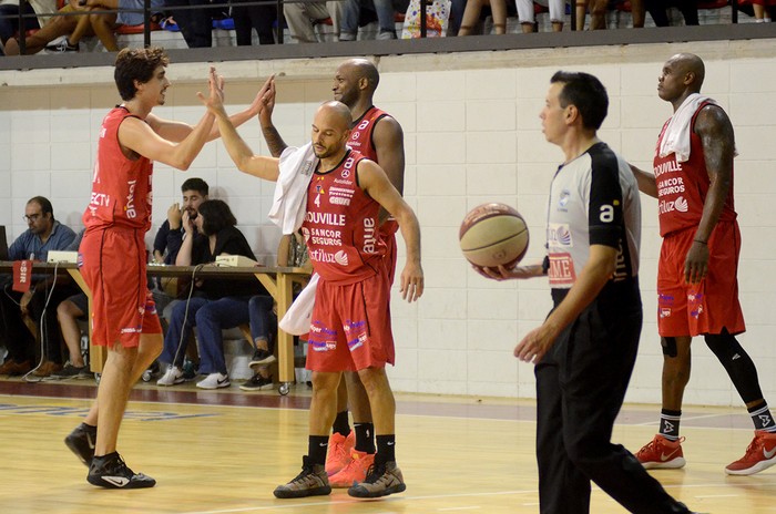 Jugadores de Trouville al finalizar el segundo cuarto.  · Foto: Pablo Vignali