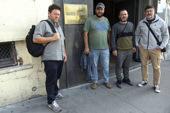 Carlos Bico, Antonio Ferreira, Nery Uria y Marcos Nieto, trabajadores de Paycueros, este jueves, a la salida del Ministerio de Trabajo y Seguridad Social. · Foto: Alessandro Maradei