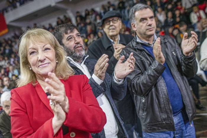 Carolina Cosse y Yamandú Orsi en el acto por el 102 aniversario del Partido Comunista del Uruguay, en el Platense Patín Club (22.10.2022). · Foto: .