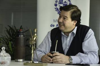 Foto principal del artículo 'Adrián Peña: el resto de los socios de la coalición prefieren el mano a mano con Lacalle Pou a coordinar en una “mesa chica”' · Foto: Federico Gutiérrez