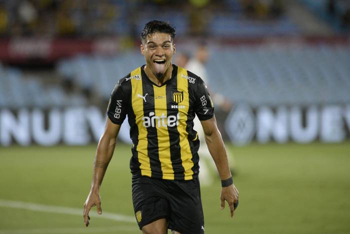 Matías Arezo, de Peñarol, tras convertir ante La Luz, en el estadio Centenario (13.02.2023). · Foto: Alessandro Maradei