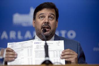 Conferencia de Adrián Peña en la sala de prensa del anexo del Palacio Legislativo (28.02.2023). · Foto: Camilo dos Santos