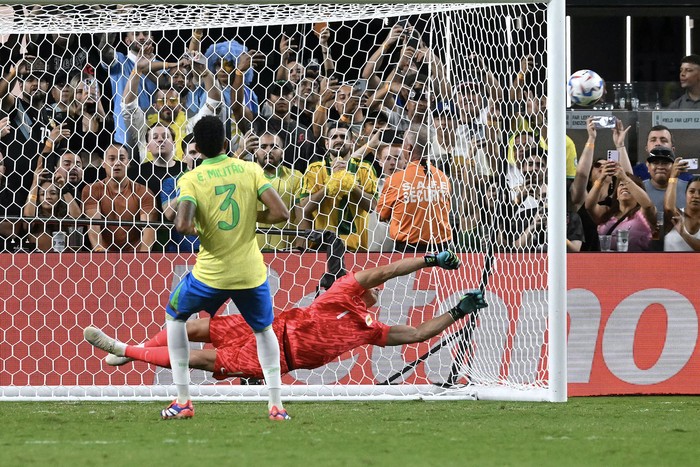Sergio Rochet, arquero de Uruguay, ataja el disparo de Eder Militao, de Brasil. Foto: Frederic J. Brown, AFP