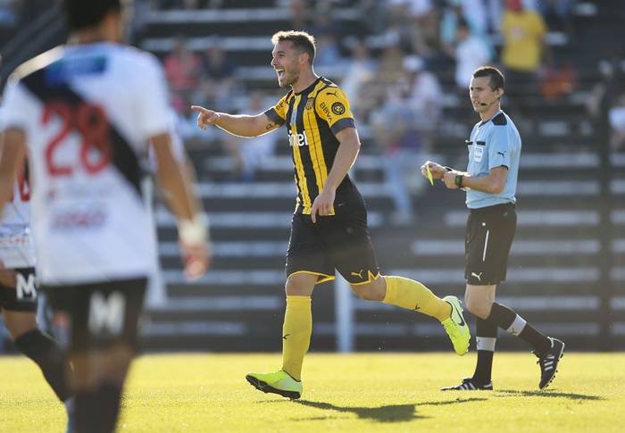 Agustín Canobbio, luego de convertir su gol a Danubio, el 25 de octubre, en el estadio Jardínes del Hipódromo.  · Foto: Mariana Greif