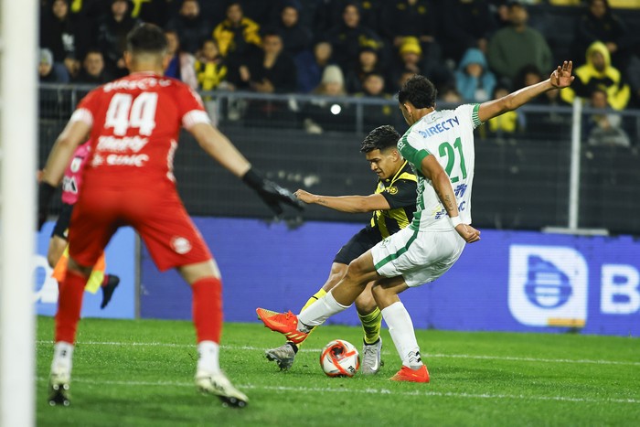 Guillermo Reyes, arquero de Plaza Colonia, Matías Arezo, de Peñarol y Juan Hernández, de Plaza Colonia, en el estadio Campeón del Siglo. · Foto: Ernesto Ryan, Agencia Gamba