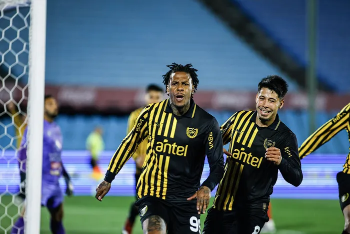 Abel Hernández, de Peñarol, tras el segundo gol a Boston River, el 26 de setiembre en el estadio Centenario. · Foto: Ernesto Ryan, Agencia Gamba