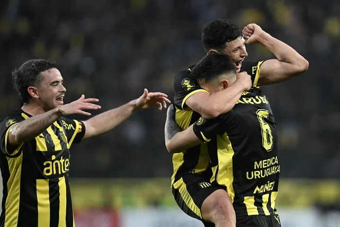Lucas Ferreira, de Peñarol, festeja junto a sus compañeros tras convertir el segundo gol a Boston River, el 18 de julio en el estadio Campeón del Siglo. · Foto: Guillermo Legaria, AFP