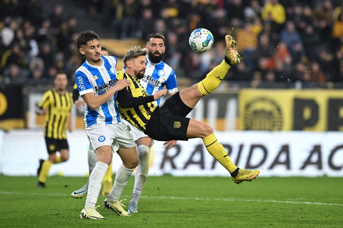 Axel Prado, de Cerro Largo, y Gastón Ramírez, de Peñarol, el sábado 17 de agosto en el estadio Campeón del Siglo. · Foto: Guillermo Legaria