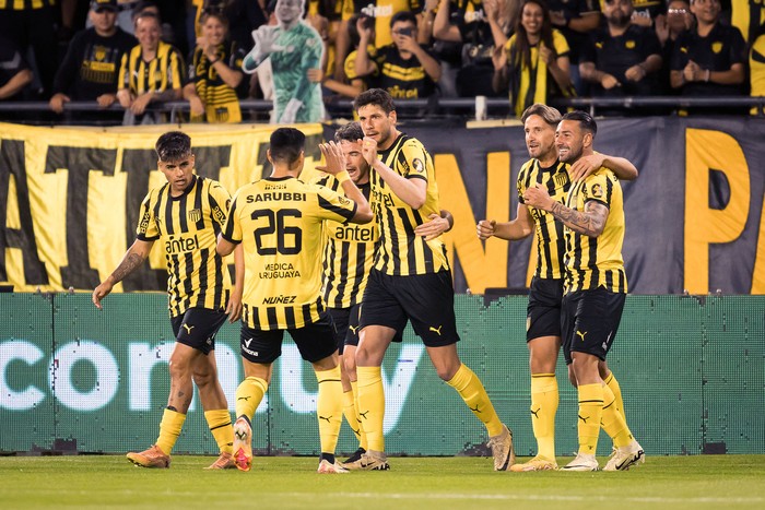 Los jugadores de Peñarol celebran el gol de Felipe Avenatti a Boston River, el sábado 19 de octubre, en el Estadio Campeón del Siglo. · Foto: Ramiro Cicao