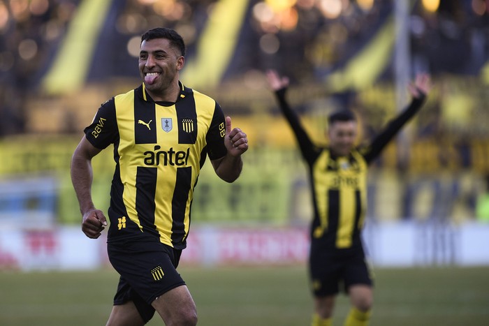 Maximiliano Olivera, de Peñarol, tras convertir el primer gol a Cerro, el sábado 28 de junio en el Estadio Campeón del Siglo. · Foto: Sandro Pereyra, Agencia Gamba