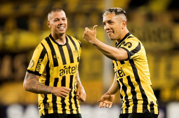 Leonardo Fernández (d) y Leonardo Coelho, de Peñarol, el 19 de octubre, en el Campeón del Siglo. · Foto: Ramiro Cicao