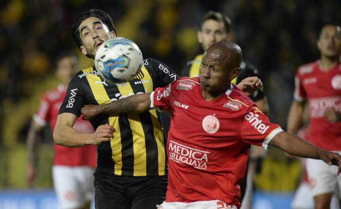 Juan Ramos, de Peñarol, y Mathías Acuña, de Rentistas, en el Campeón del Siglo (11.09.2022). · Foto: Alessandro Maradei