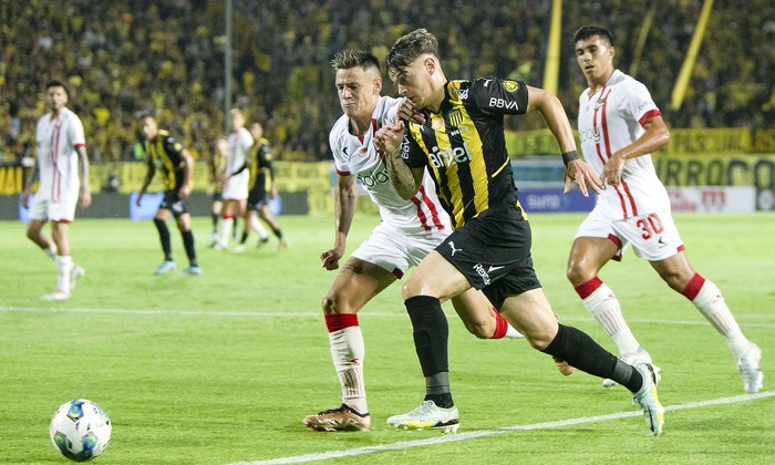 Nicolás Rossi, de Peñarol, el 12 de enero, durante el partido con Estudiantes de la Plata en el Campeón del Siglo. · Foto: Camilo dos Santos