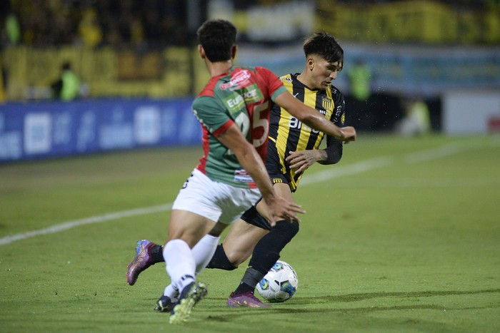 Emiliano Sosa, de Boston River, e Ignacio Laquintana, de Peñarol, en el Campeón del Siglo (19.02.2023). · Foto: Alessandro Maradei