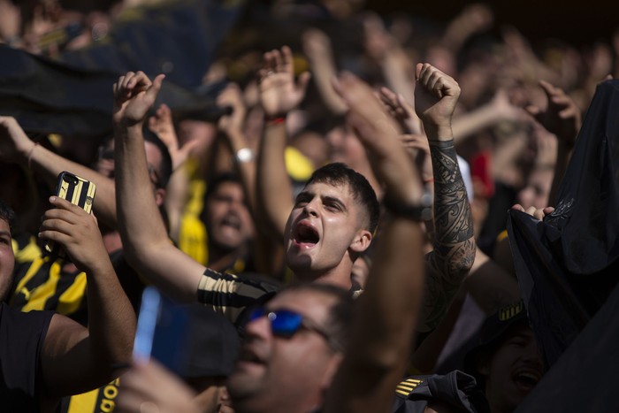 Hinchas de Peñarol en el estadio Campeón del Siglo (archivo, abril de 2023). · Foto: Camilo dos Santos