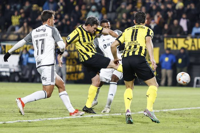 Gol de Lucas Hernández, de Peñarol, a Atlético Mineiro, el 14 de mayo, en el estadio Campeón del Siglo. · Foto: Camilo dos Santos