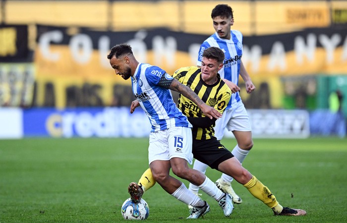 Adrián Fernández, de Peñarol, y Sebastián Assis, de Cerro Largo, el 16 de agosto, en el estadio Campeón del Siglo. · Foto: Guillermo Legaria