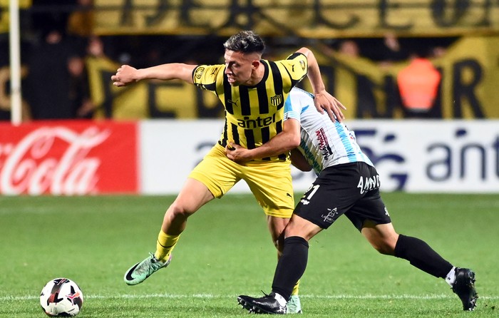 Adrián Fernández, de Peñarol, y Yonathan Gorgoroso, de Cerro, este domingo, en el estadio Alfredo Víctor Viera. · Foto: Alessandro Maradei