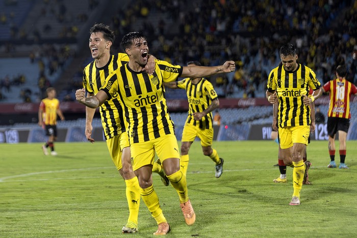 Maximiliano Silvera y Alan Medina, de Peñarol, tras el gol de Medina a Progreso, el 26 de noviembre, en el estadio Centenario · Foto: Rodrigo Viera Amaral