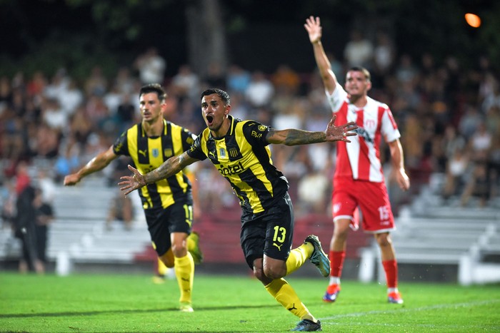 Eduardo Darias, de Peñarol, luego de convertir, el 23 de febrero, en el estadio Federico Saroldi. · Foto: Gianni Schiaffarino