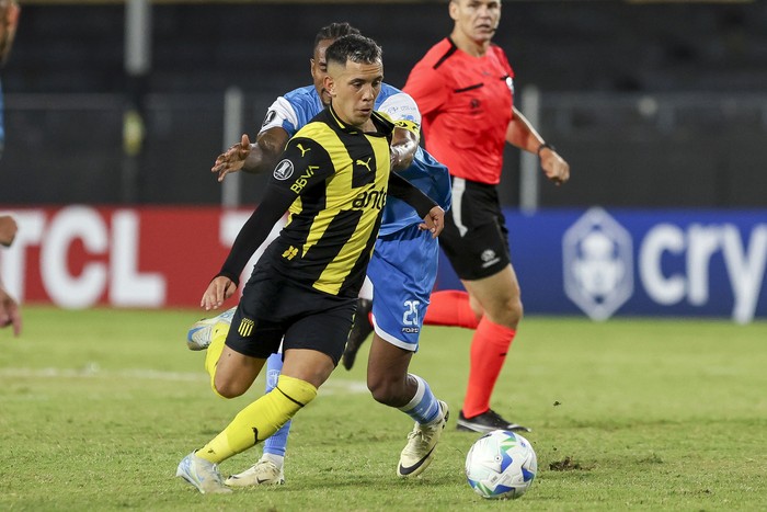 Leonardo Fernández, de Peñarol, y Huberth Sánchez, de San Antonio, el 8 de abril, en el Campeón del Siglo. · Foto: Rodrigo Viera Amaral