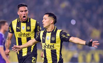 Leo Fernández (der.) y Javier Méndez, el 7 de junio, en el estadio Campeón del Siglo. · Foto: Martín Varela Umpiérrez