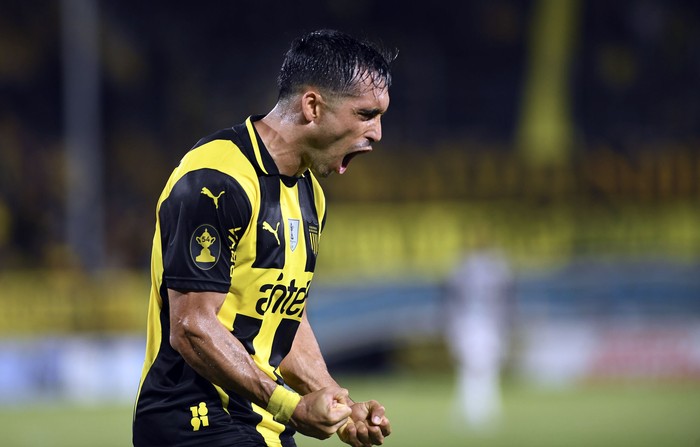 Jaime Baez, de Peñarol, tras convertir el tercer gol a Miramar Misiones, el sábado, en el Campeón del Siglo. · Foto: Sandro Pereyra, Agencia Gamba
